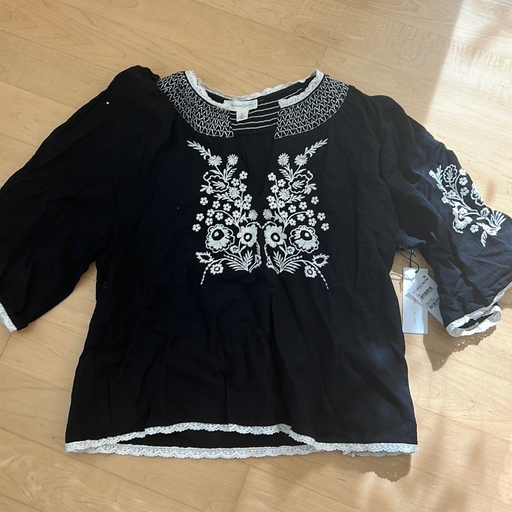 NWT black and white embroidered floral top